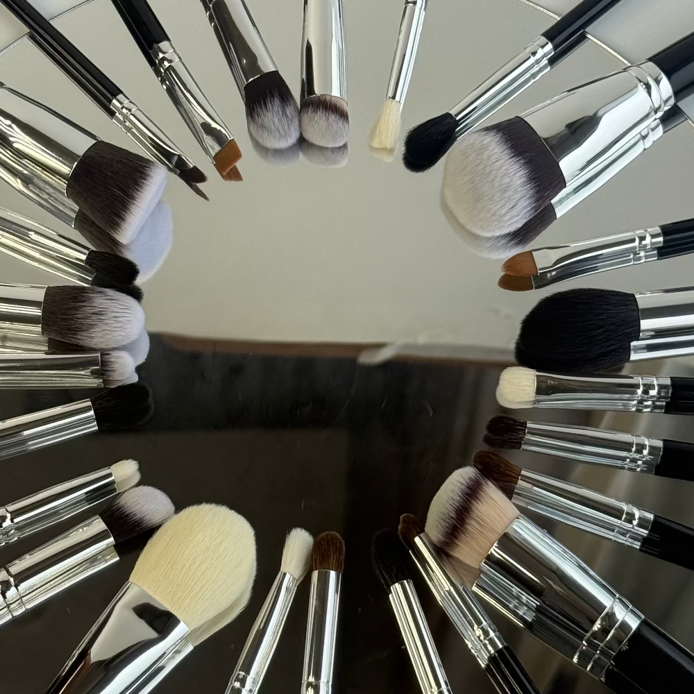 Vyraa Pro Artist Essentials — 25-Piece Professional Brush Set